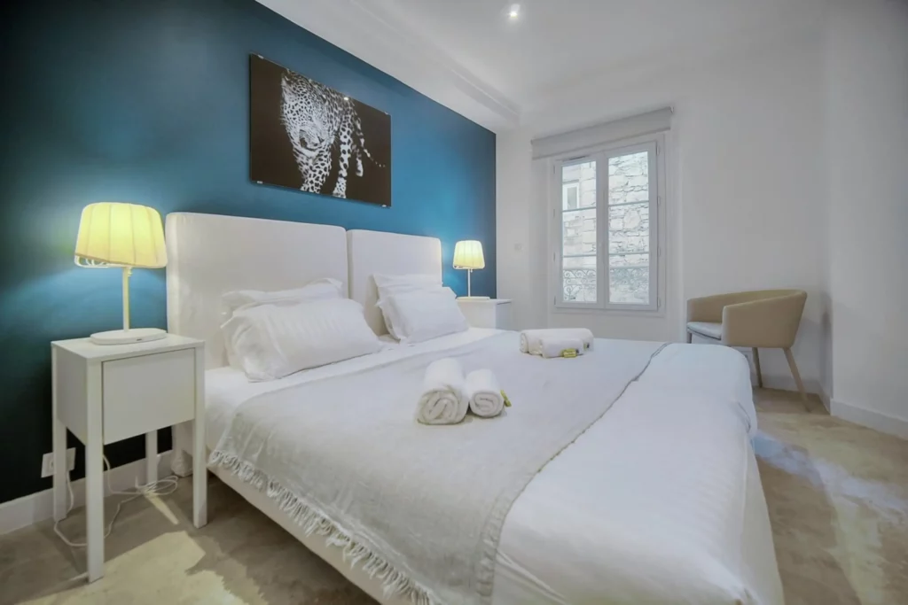 Chambre moderne avec lit et décor, exemple de la qualité de service chez Upstays.